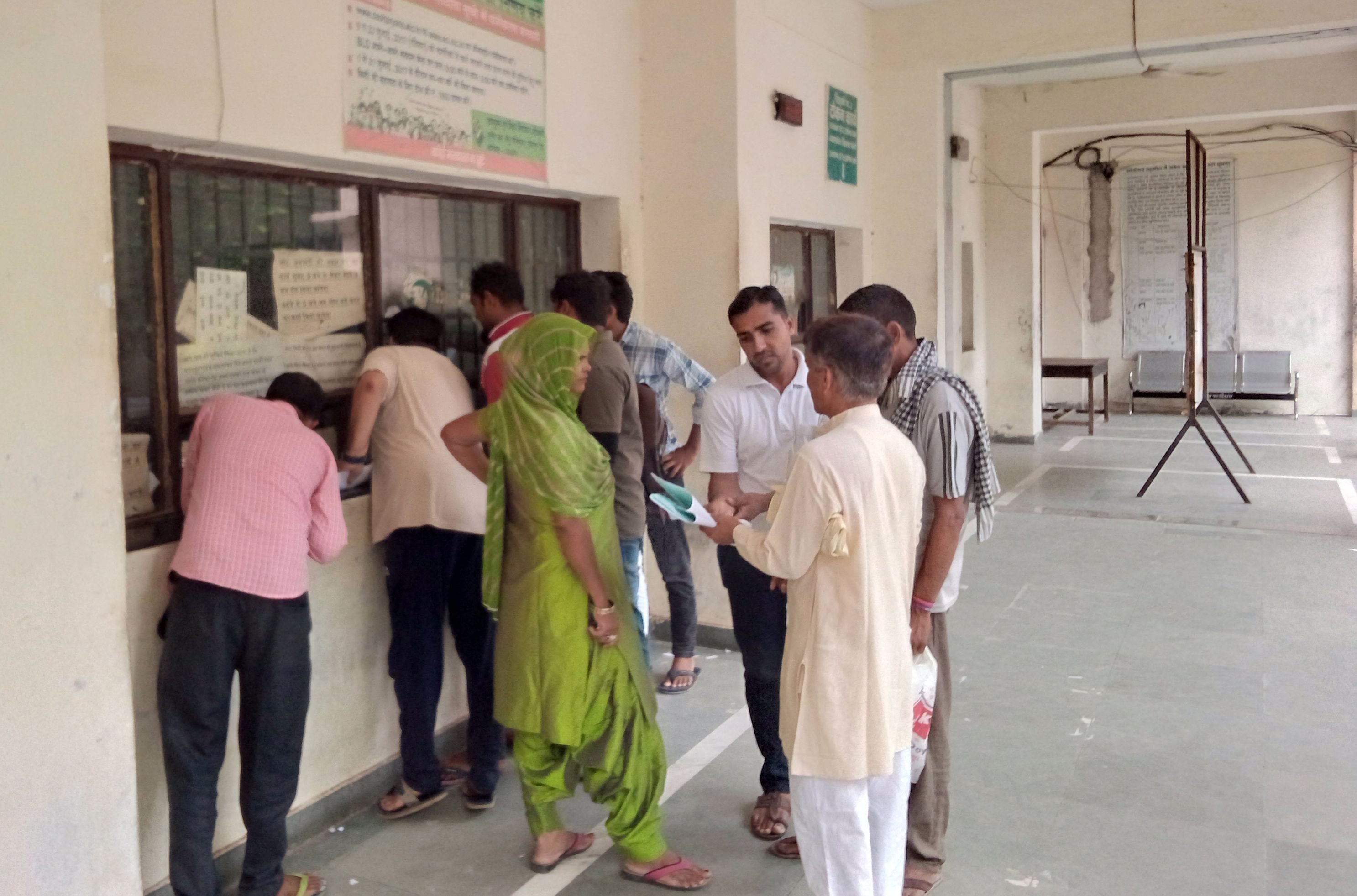 फोटो 37- लघु सचिवालय में हड़ताल पर बैठे लिपिक सरकार के खिलाफ नारेबाजी करते हुए। संवाद फोटो 37- लघु सचिवालय में हड़ताल पर बैठे लिपिक सरकार के खिलाफ नारेबाजी करते हुए। संवाद