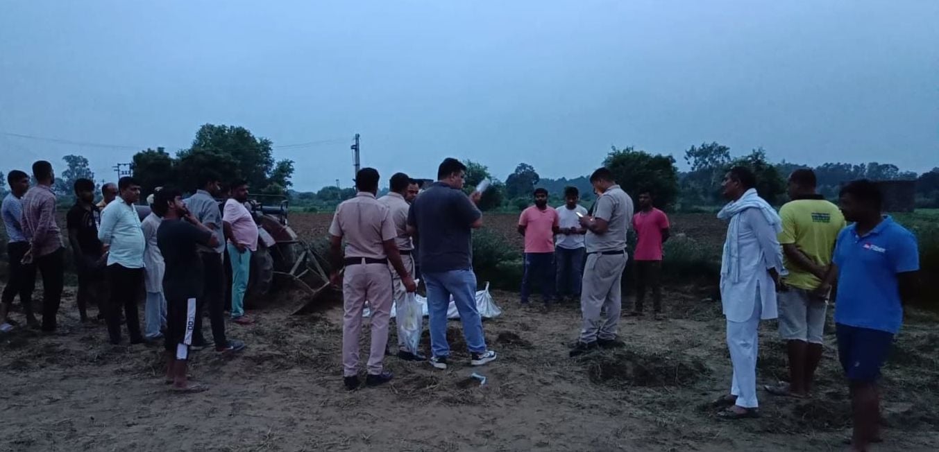 फोटो :43: गांव भटाना जाफराबाद के खेत में किसान की हत्या के बाद मौके पर मौजूद पुलिस व ग्रामीण।