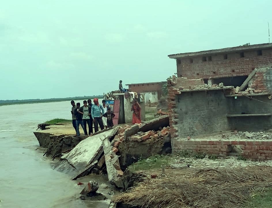 घाघरा के किनारों पर कटान रोकने का कार्य करते कर्मचारी