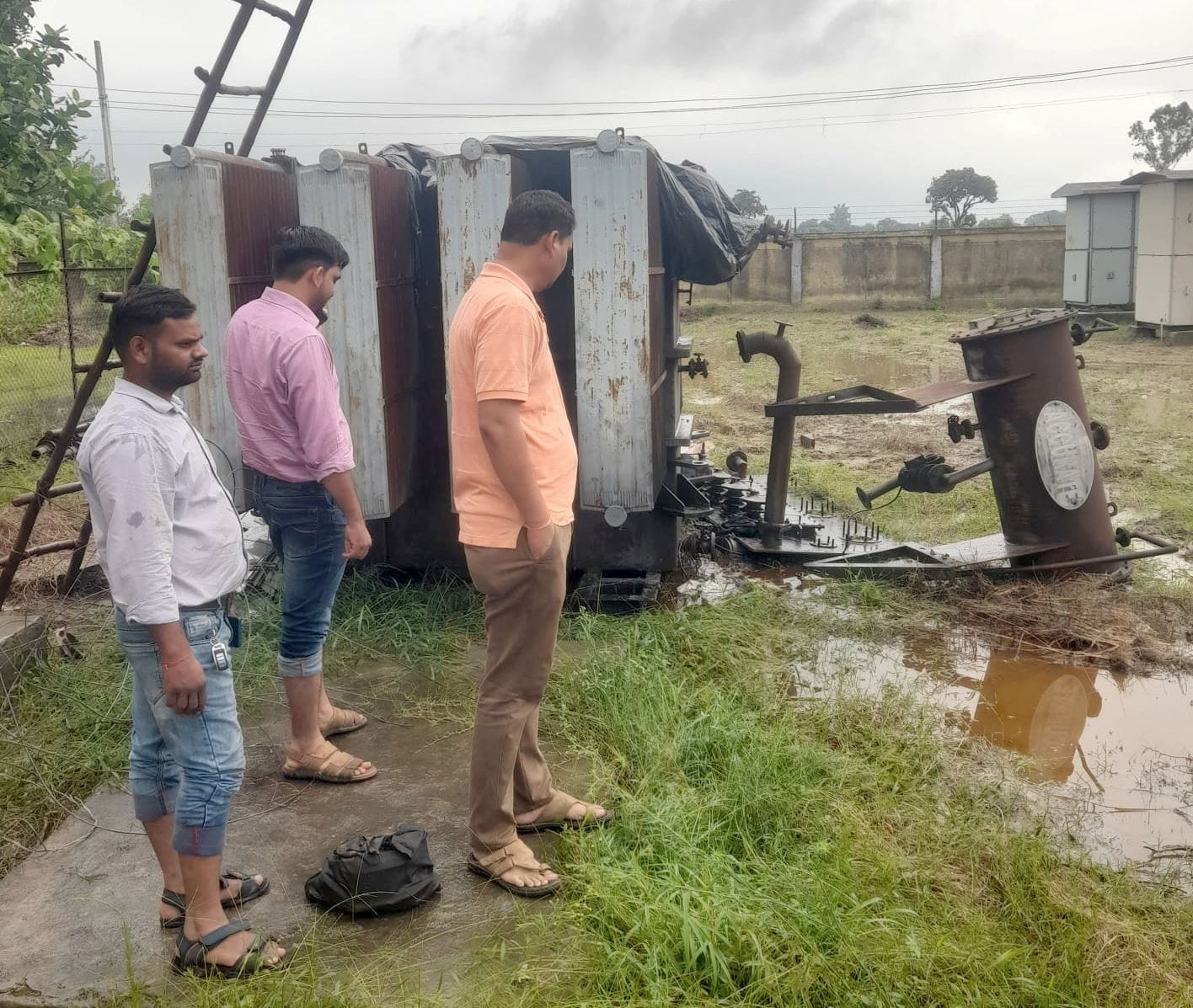 मुजरिया उपकेंद्र में इन्हीं कर्मचारियों को बंधक बनाकर की गई लूटपाट। संवाद