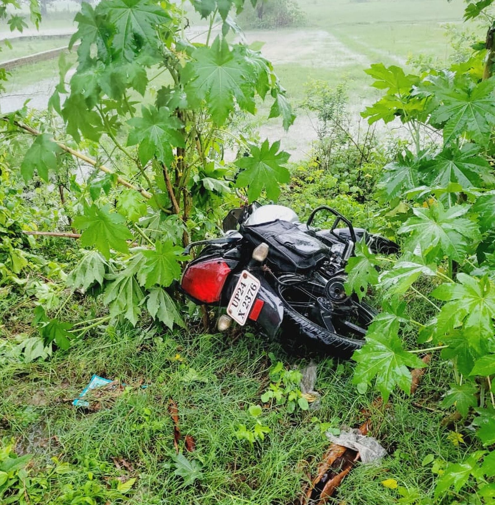 मुजरिया उपकेंद्र में इन्हीं कर्मचारियों को बंधक बनाकर की गई लूटपाट। संवाद