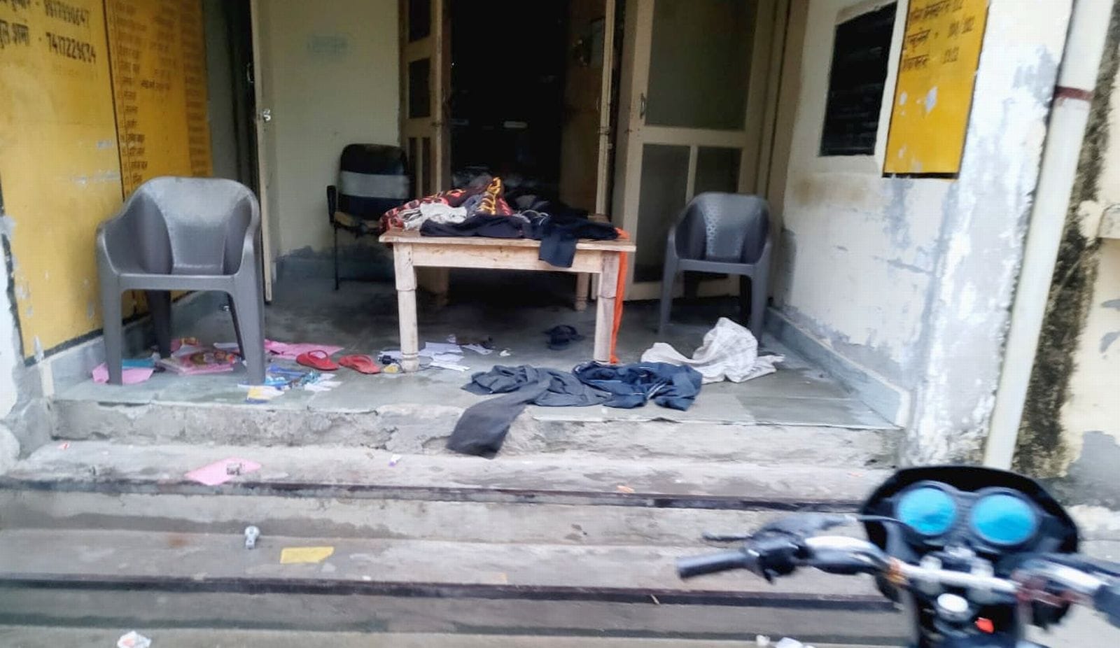 मुजरिया उपकेंद्र में इन्हीं कर्मचारियों को बंधक बनाकर की गई लूटपाट। संवाद