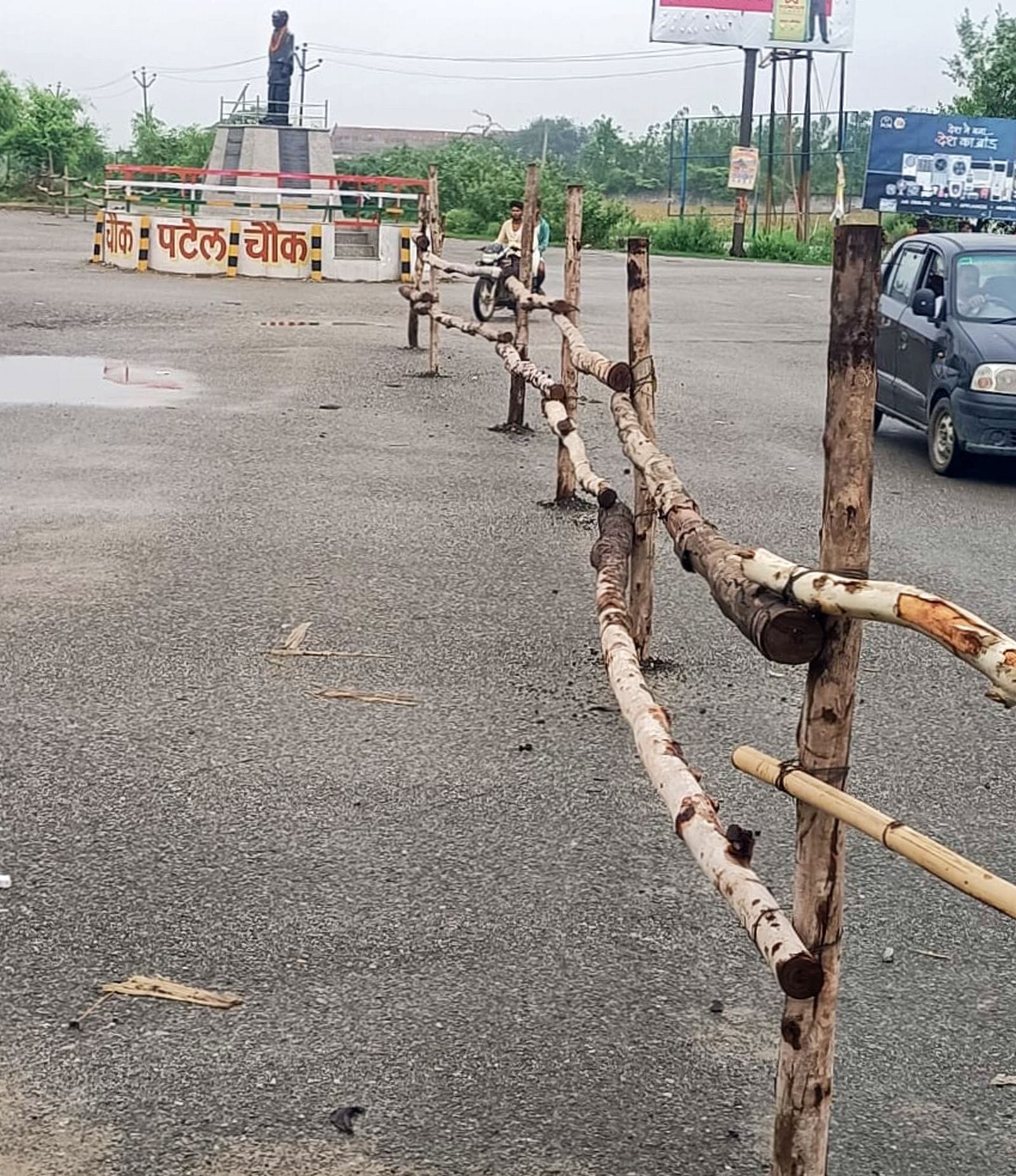 पटेल चौक पर की गई बैरिकेटिंग।