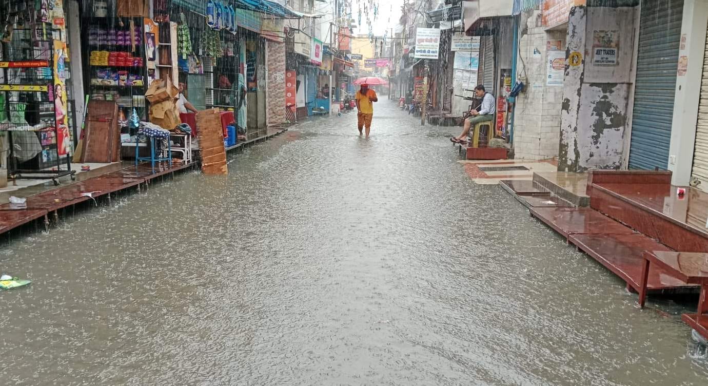 रामपुर में गुरुवार की सुबह बारिश में जौहर रोड पर जल भराव से गुजरती युवतियां।   संवाद