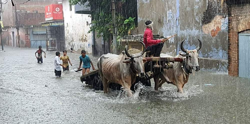 रामपुर मुरादाबाद हाईवे पर बारिश के दौरान सड़क धंसने के बाद लगा बैरियर पर तैनात टीआई।   संवाद