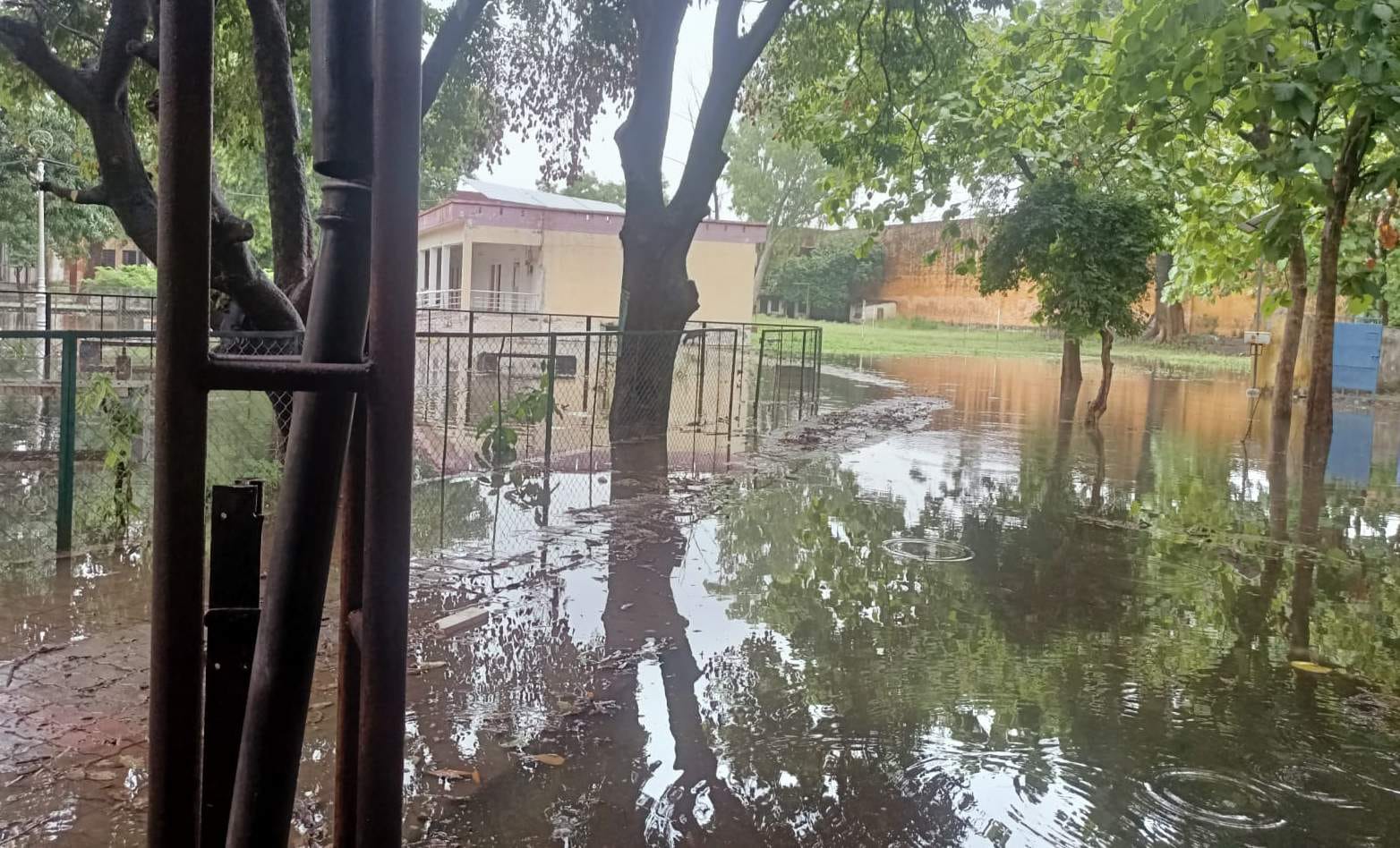 रामपुर मुरादाबाद हाईवे पर बारिश के दौरान सड़क धंसने के बाद लगा बैरियर पर तैनात टीआई।   संवाद