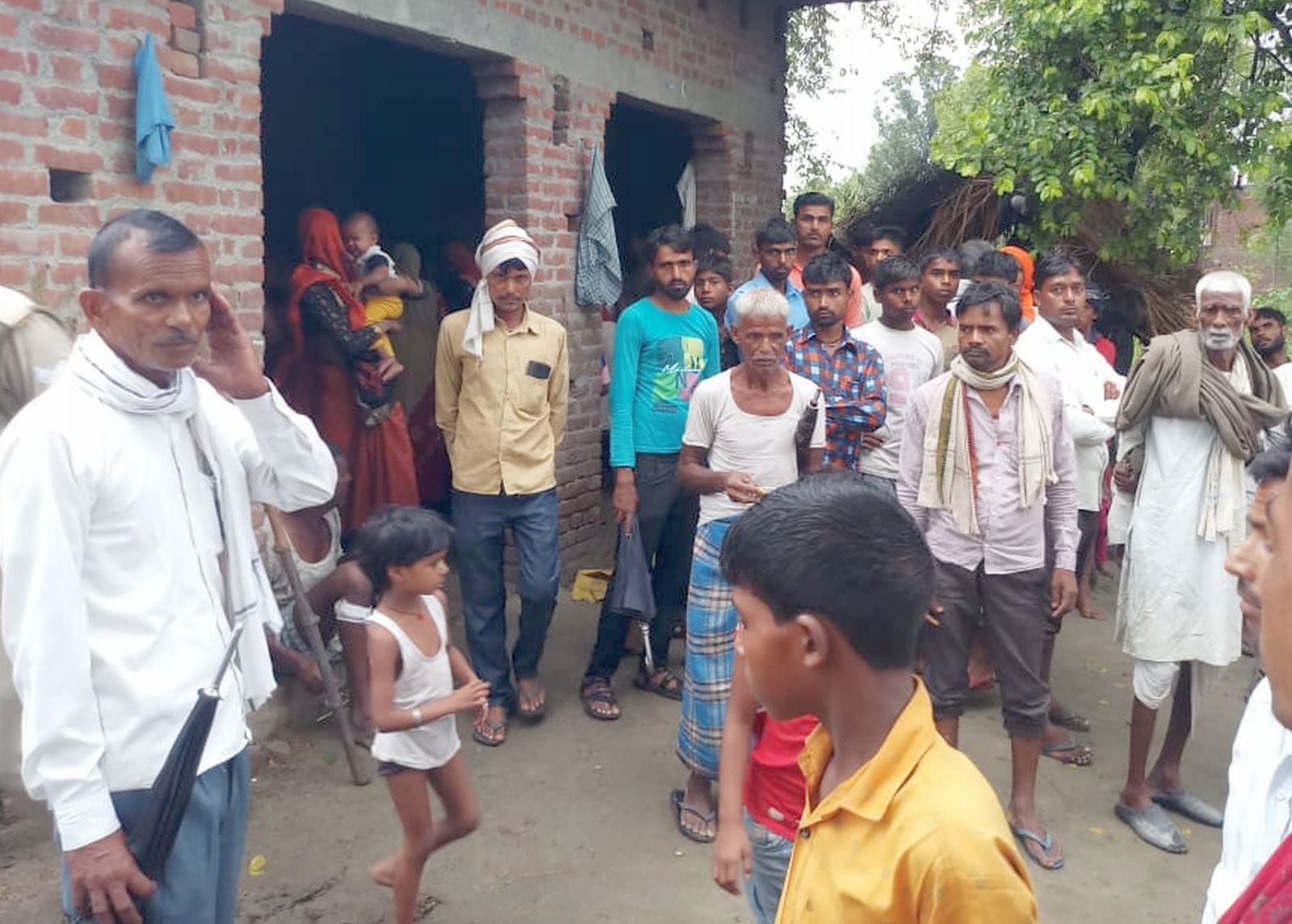 रोते-बिलखते मृतक बबलू यादव के परिजन।