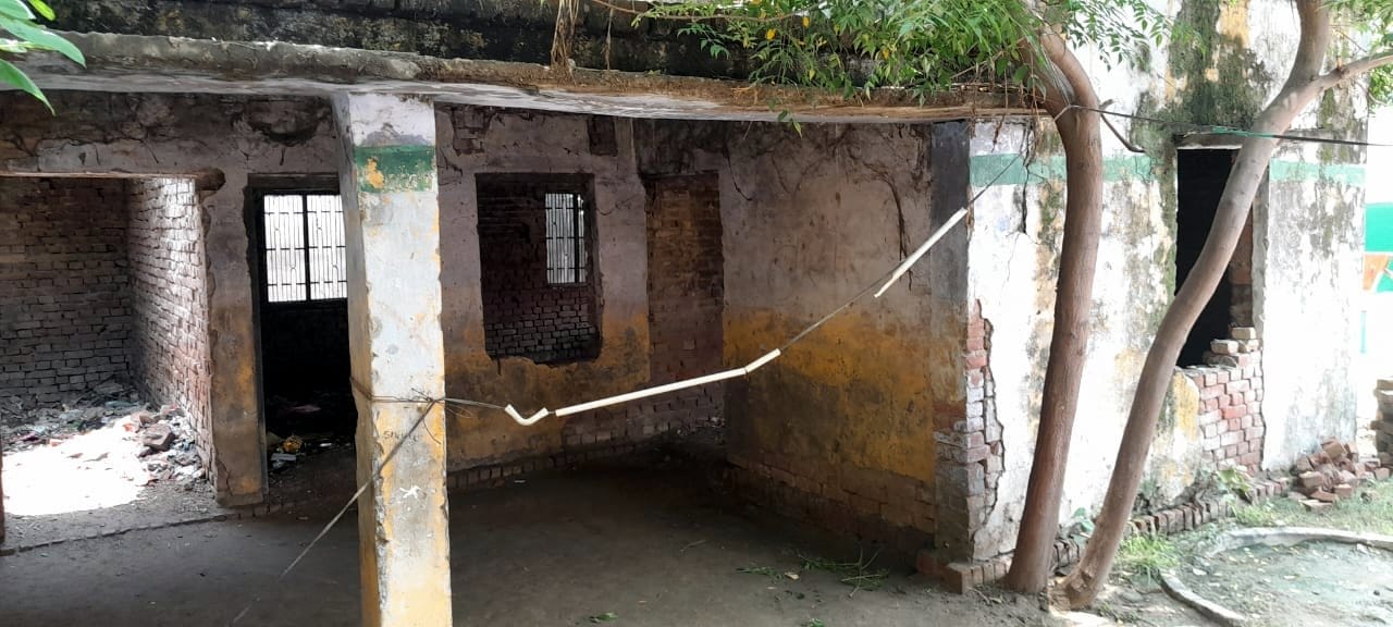 संविलियन विद्यालय उदयपुर महेवा में एक कक्ष में पढ़ रहे तीन क्लास के बच्चे संविलियन विद्यालय उदयपुर महेवा में एक कक्ष में पढ़ रहे तीन क्लास के बच्चे