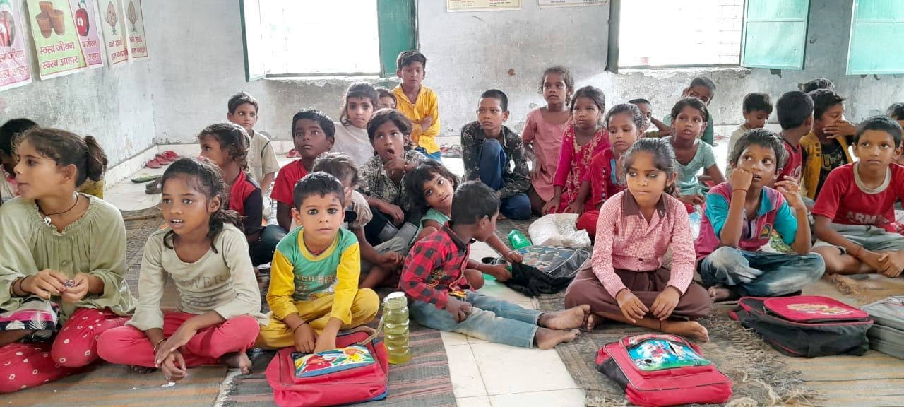 संविलियन विद्यालय उदयपुर महेवा में एक कक्ष में पढ़ रहे तीन क्लास के बच्चे संविलियन विद्यालय उदयपुर महेवा में एक कक्ष में पढ़ रहे तीन क्लास के बच्चे