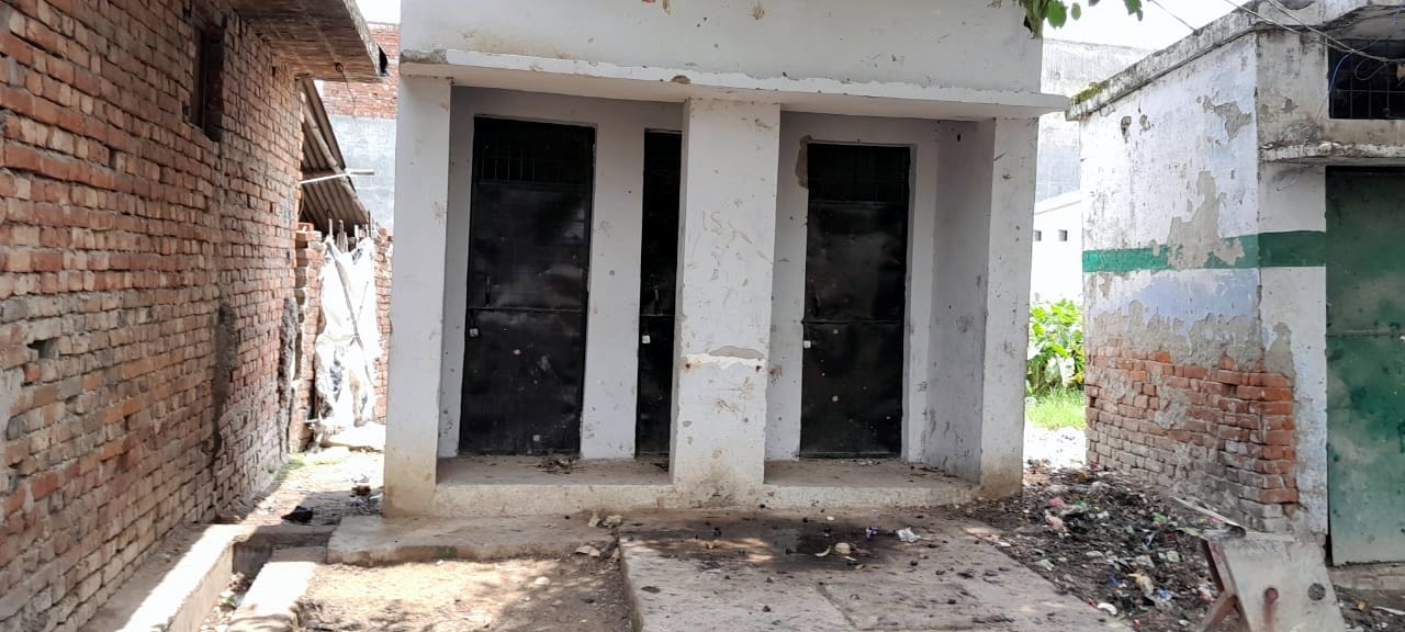 संविलियन विद्यालय उदयपुर महेवा में एक कक्ष में पढ़ रहे तीन क्लास के बच्चे संविलियन विद्यालय उदयपुर महेवा में एक कक्ष में पढ़ रहे तीन क्लास के बच्चे