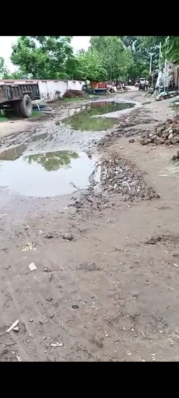 असम चौराहे पर एप्रोज रोड पर हुए गड्ढे।