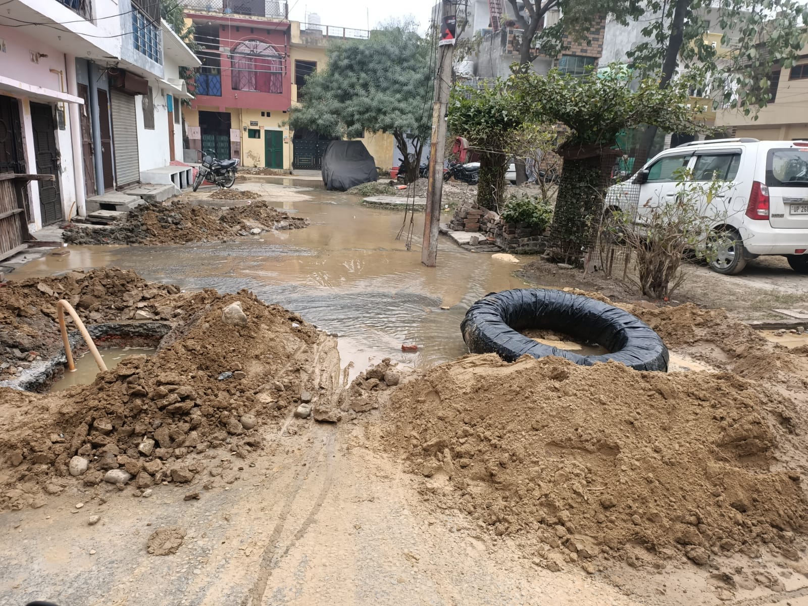 अशोक कालोनी में खोदा गए गड्ढे में युवक के गिरने के बाद लगाया गया संकेतक। संवाद