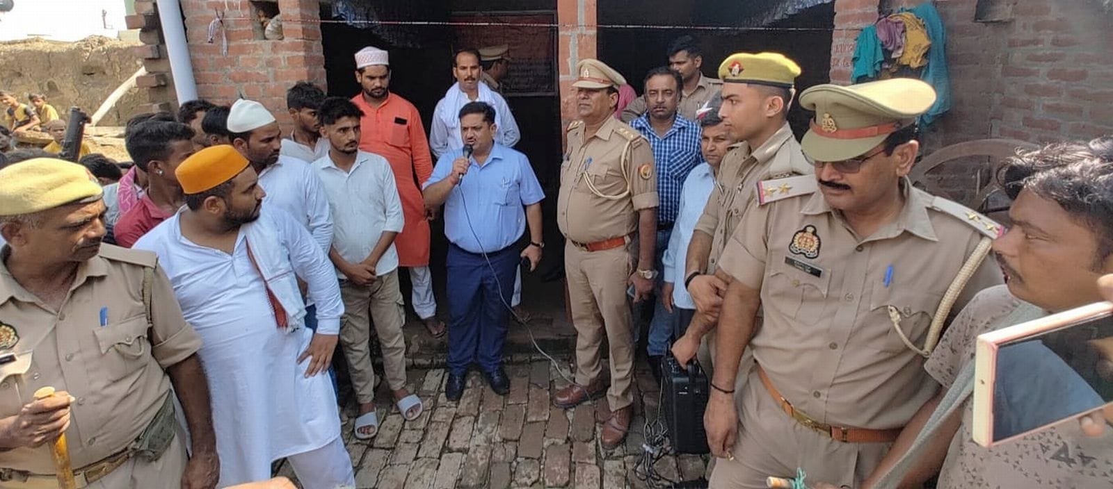 बनेई गांव में मकान जब्त के दौरान विलाप करते परिजन।