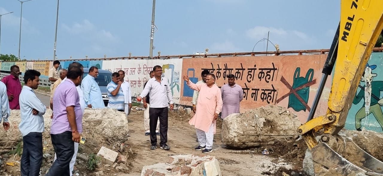फोटो 07- रोहतक रोड स्थित आरओबी का बंद मार्ग खुलवाते भाजपा नेता राजीव जैन, पीडब्ल्यूडी अधिकारी व फोटो 07- रोहतक रोड स्थित आरओबी का बंद मार्ग खुलवाते भाजपा नेता राजीव जैन, पीडब्ल्यूडी अधिकारी व