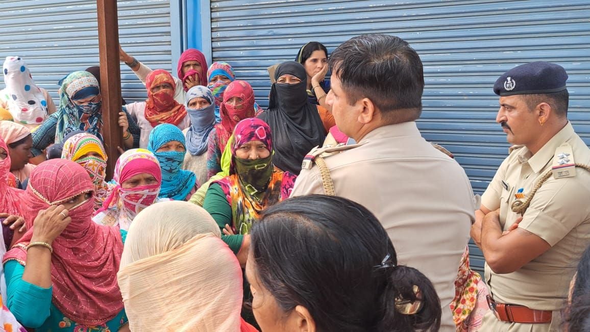 फोटो :14: गांव पिपली में शराब ठेके पर हंगामा कर रही महिलाओं को समझाते थाना प्रभारी इंस्पेक्टर स फोटो :14: गांव पिपली में शराब ठेके पर हंगामा कर रही महिलाओं को समझाते थाना प्रभारी इंस्पेक्टर स