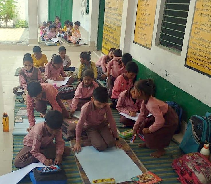 गोला में जवाहर प्राथमिक विद्यालय के भवन का खंडहर। गोला में जवाहर प्राथमिक विद्यालय के भवन का खंडहर।