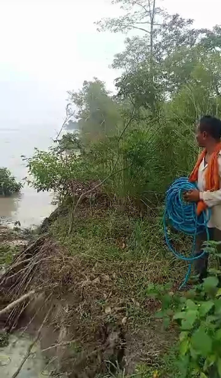 गन्ना के खेत को काटती शारदा नदी।