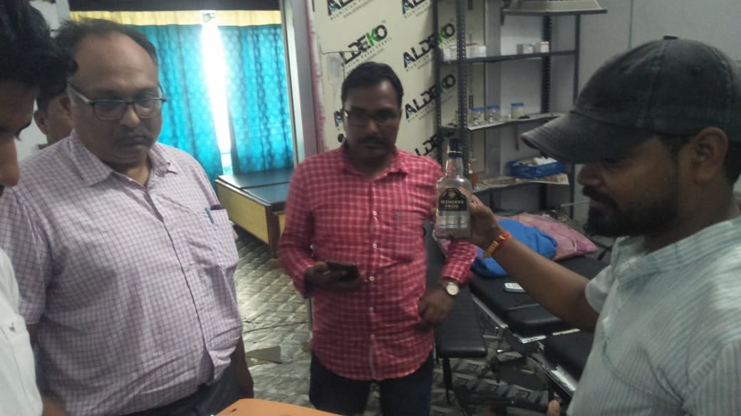 नगर के शीतल हॉस्पिटल को सीज कराते नायब तहसीलदार।