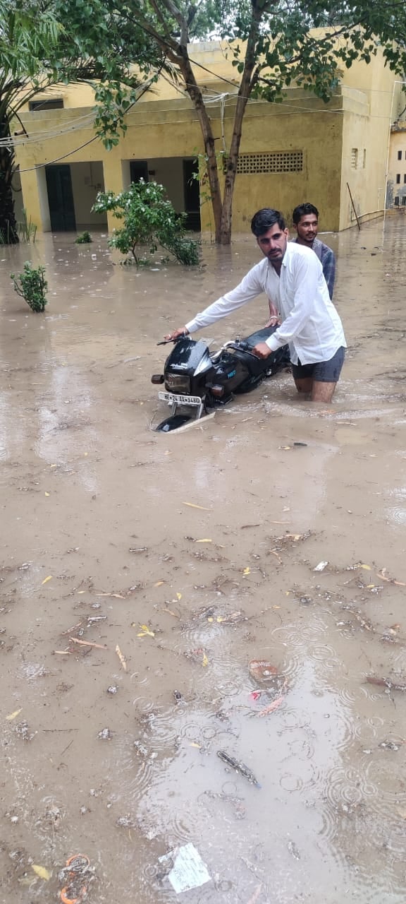 नगर परिषद में कार्यकारी अधिकारी के कार्यालय में भरा पानी