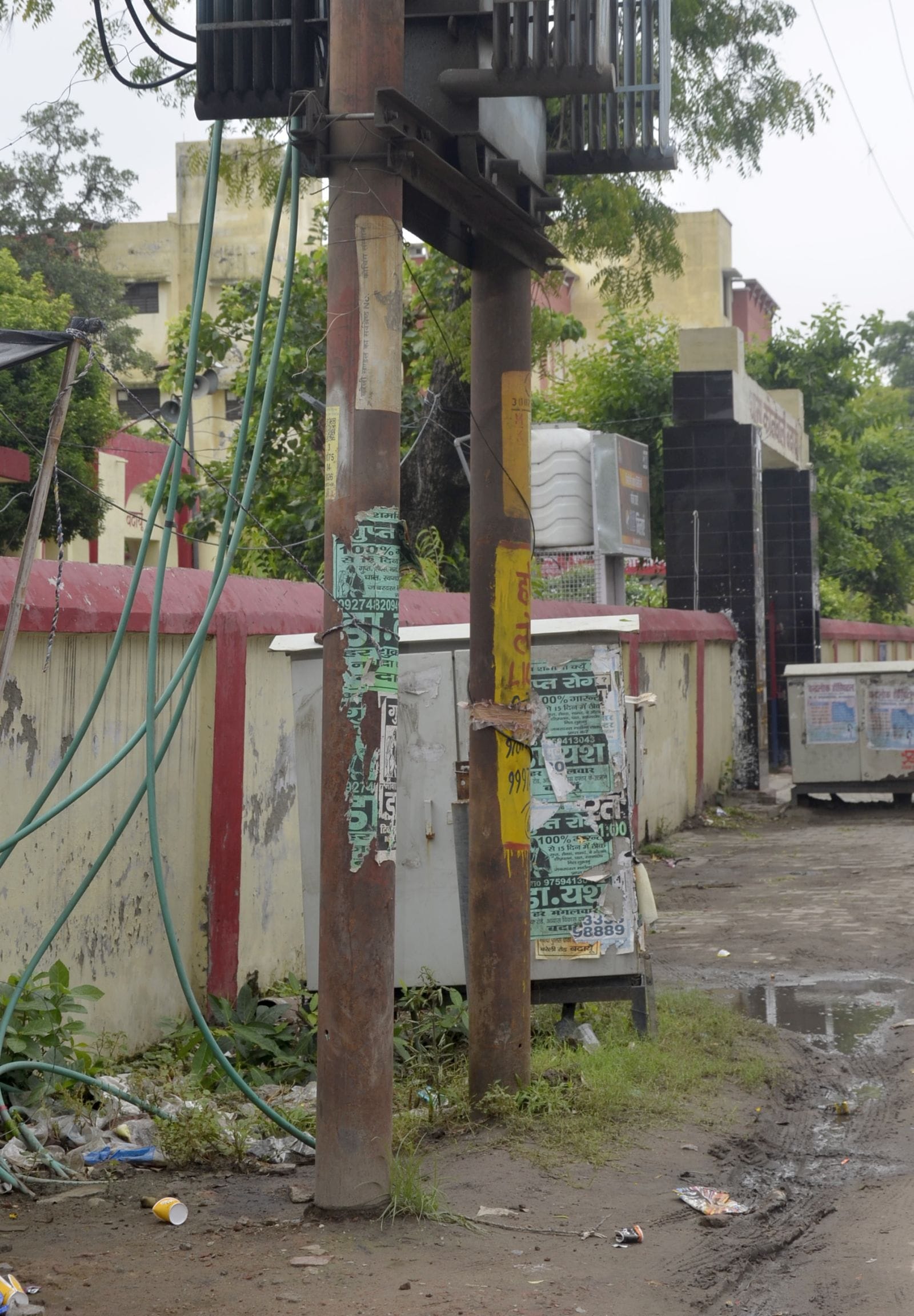 पथिक चौक पर बिजली के खंभो पर लपेटी पन्नी।