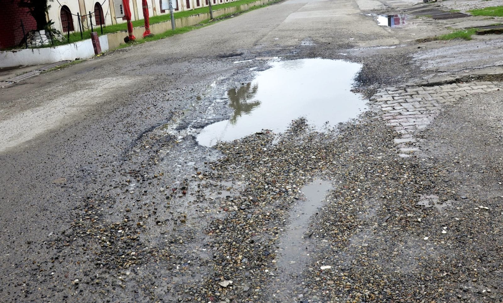 पथिक चौक पर बिजली के खंभो पर लपेटी पन्नी।