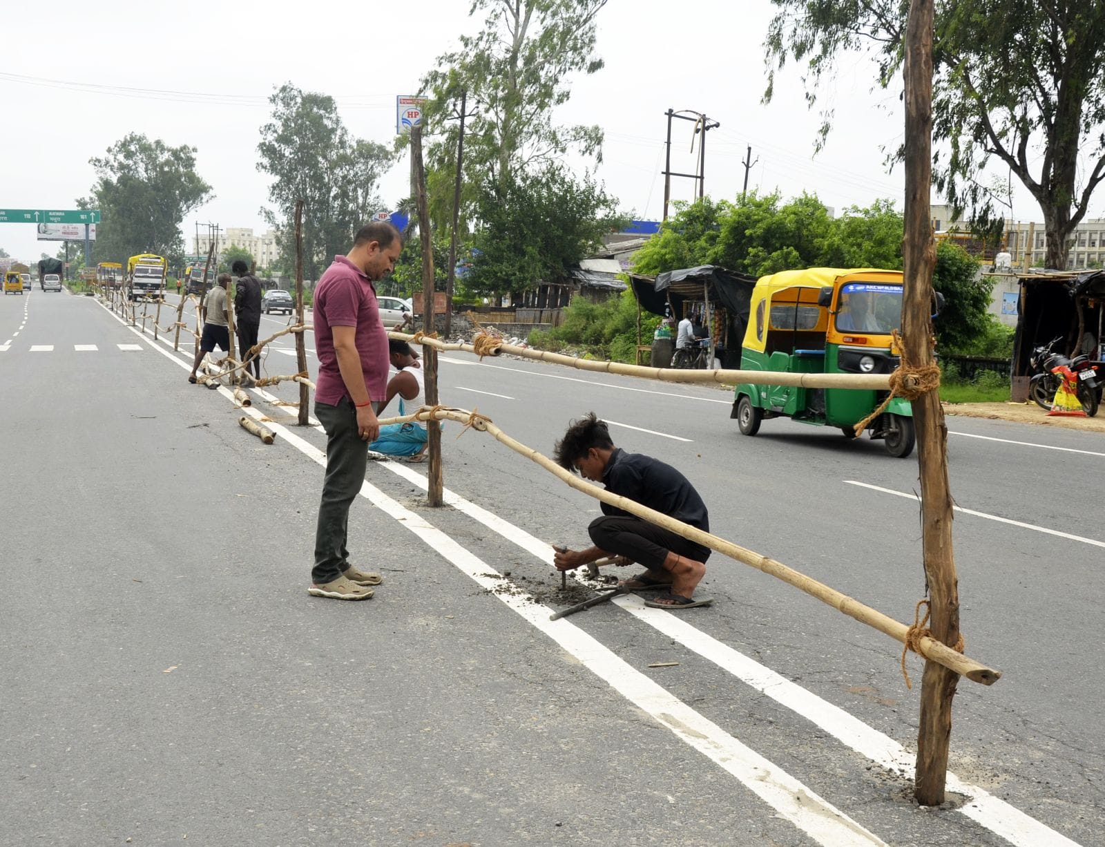 पथिक चौक पर बिजली के खंभो पर लपेटी पन्नी।