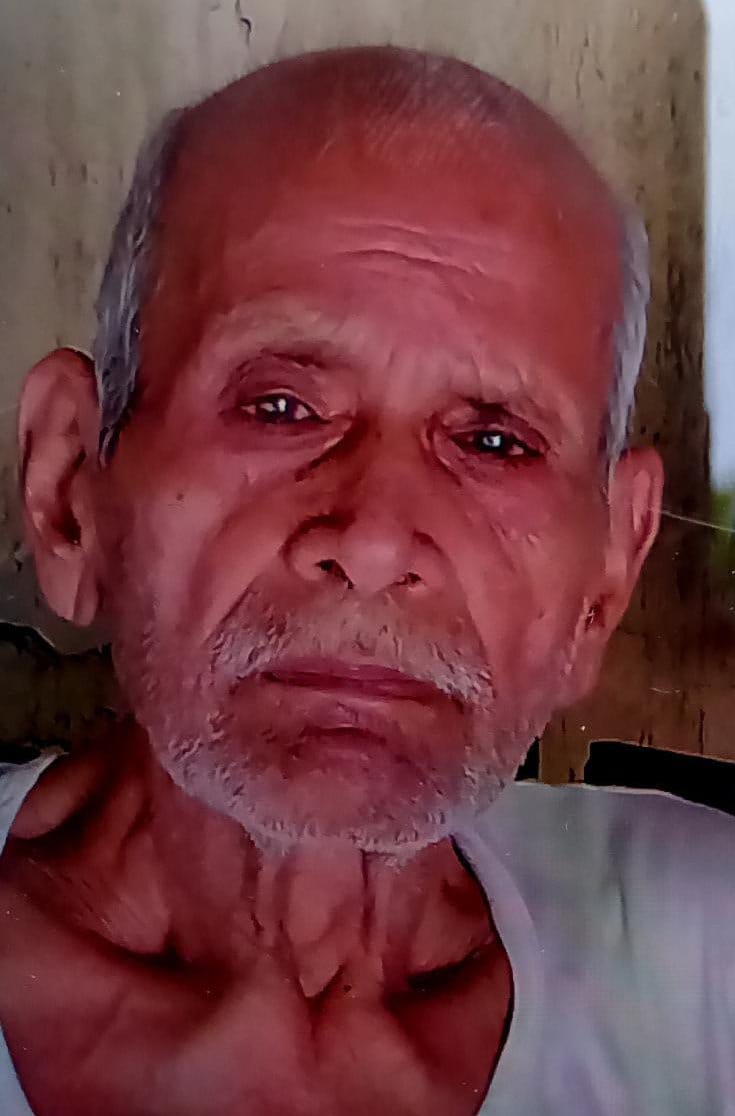 पट्टी कोतवाली के आशापुर में संदिग्ध दशा में वृद्ध की मौत के बाद जुटी भीड़। संवाद
