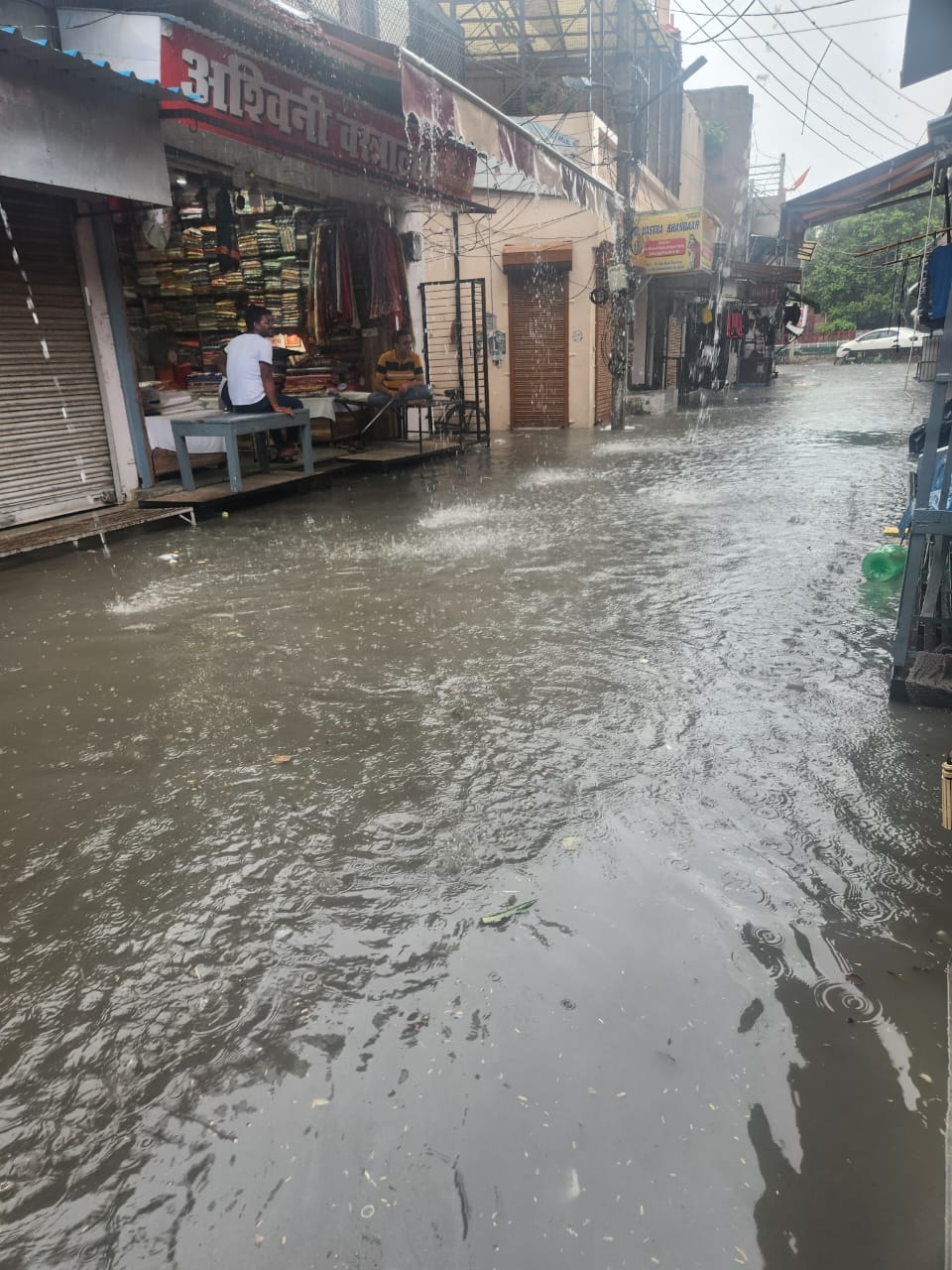 सोहना में हुई बरसात के दौरान सड़क पर भरे पानी से निकलते लोग। सोहना में हुई बरसात के दौरान सड़क पर भरे पानी से निकलते लोग।