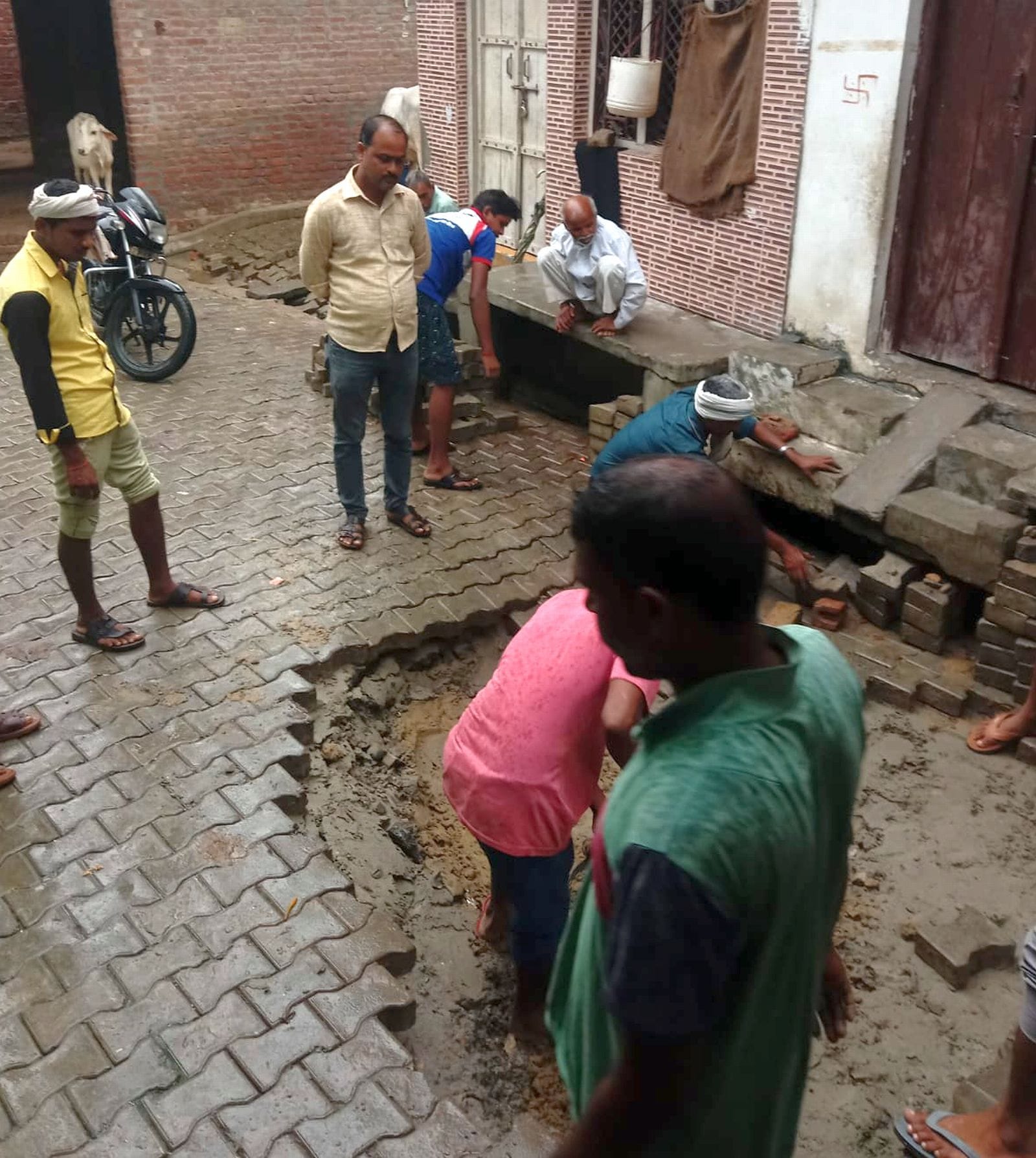 सहसवान के कौल्हाई में टूटा अमृत सरोवर का बांध।