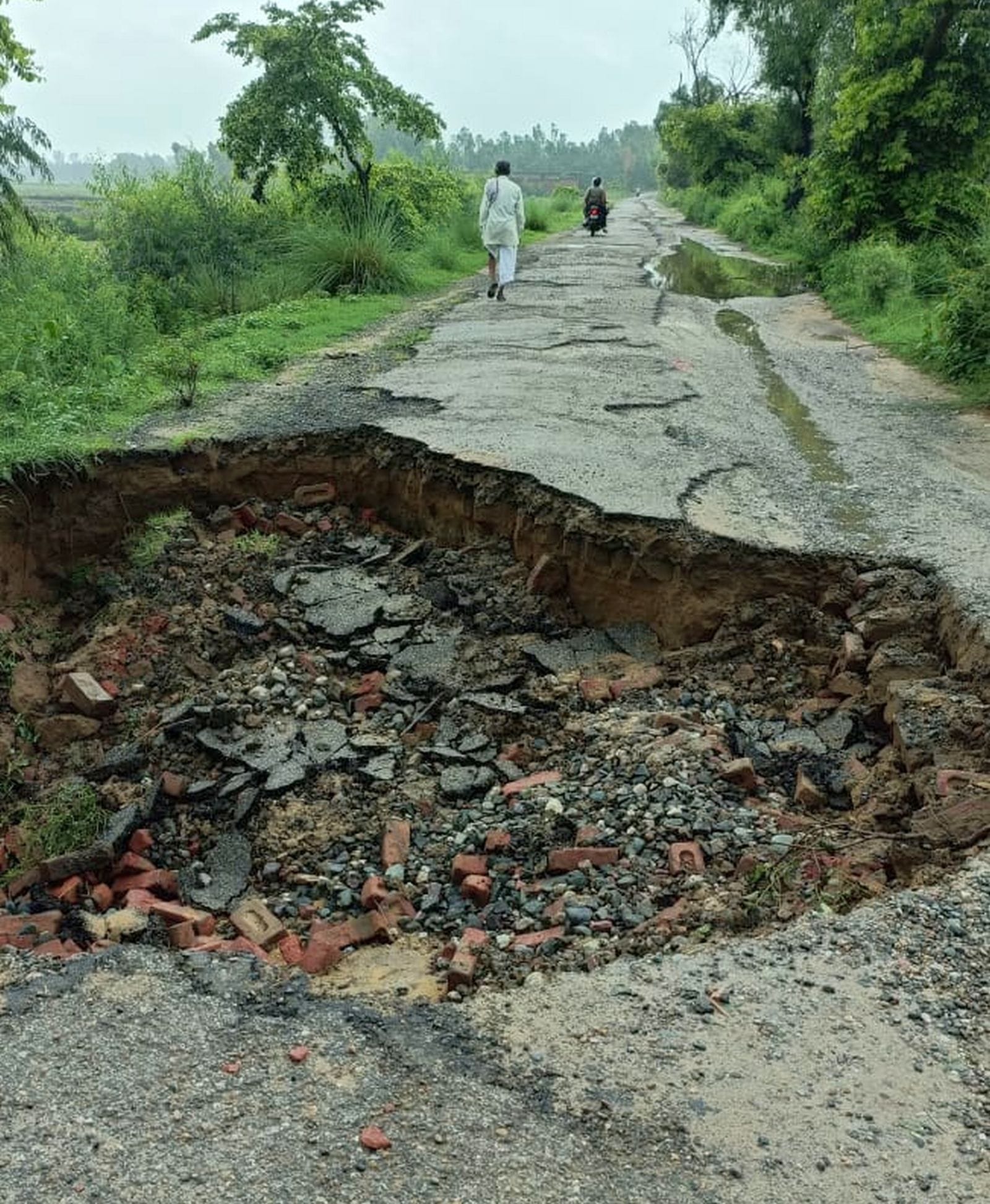 सहसवान के कौल्हाई में टूटा अमृत सरोवर का बांध।