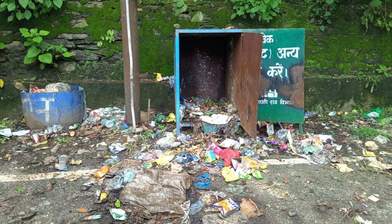 सल्मोड़ा वन चौकी के पास लगाए कूड़ेदान में कई दिनों से जमा है कूड़ा। संवाद सल्मोड़ा वन चौकी के पास लगाए कूड़ेदान में कई दिनों से जमा है कूड़ा। संवाद
