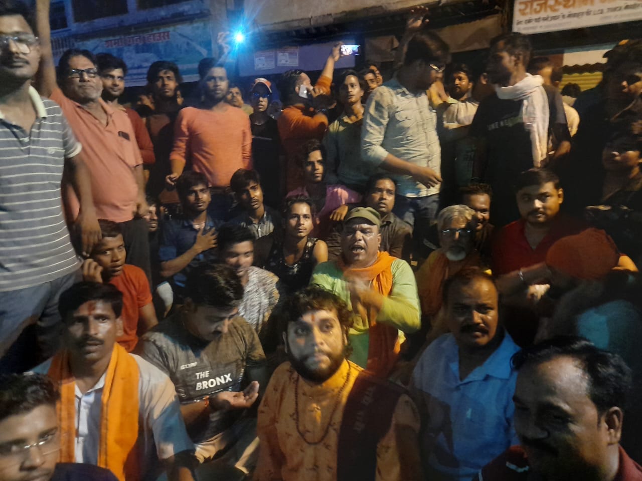 शाहजहांपुर के कच्चा कटरा स्थित धार्मिक स्थल के पास जमा भीड़। संवाद