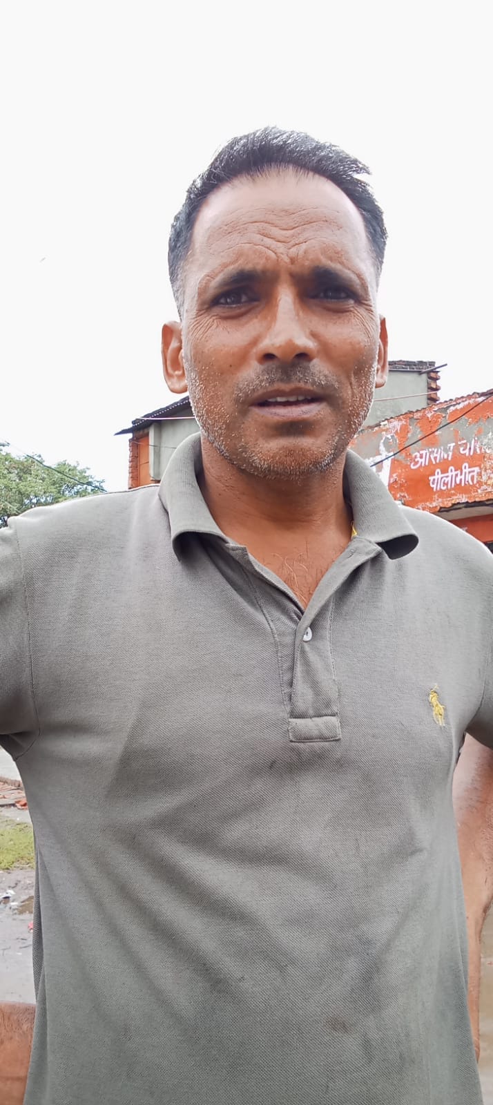 टनकपुर हाइवे से मंडी में जाता पानी।