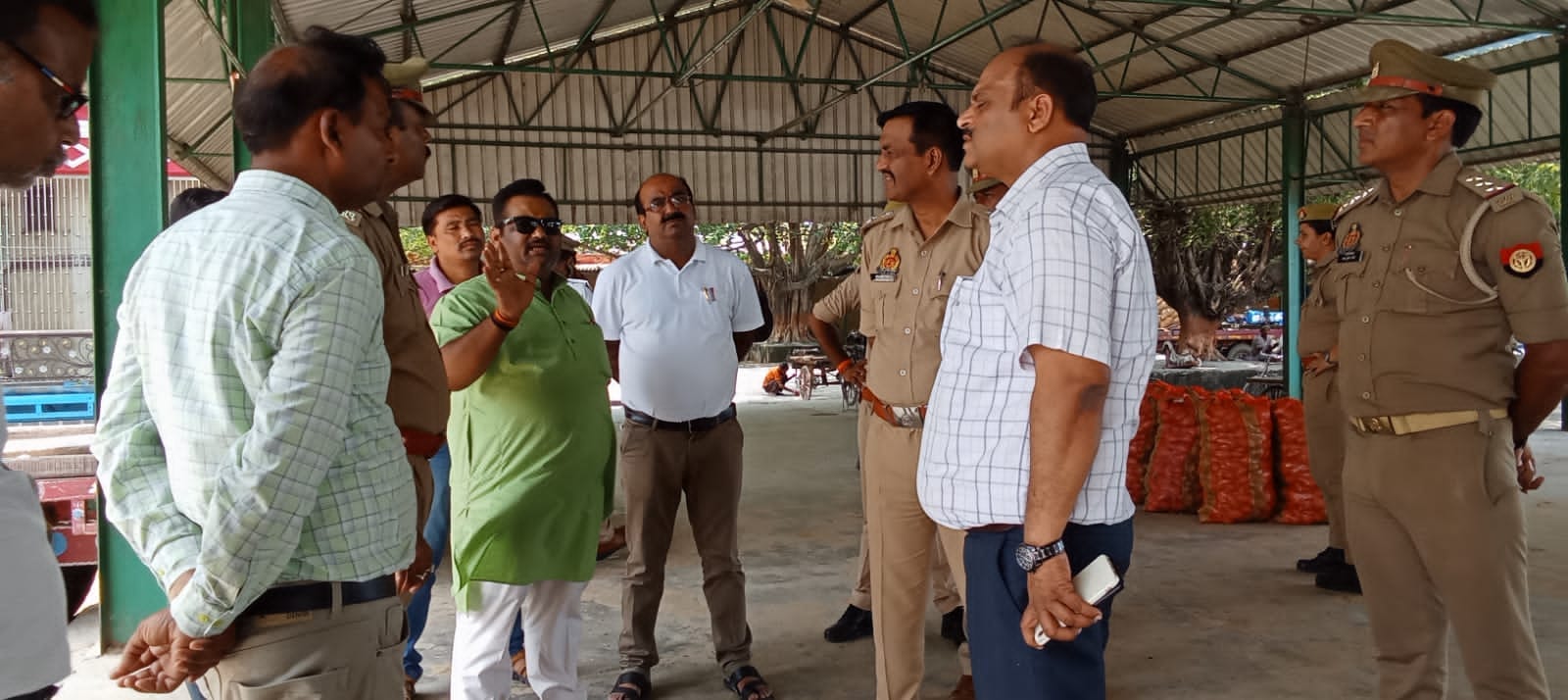 गौरीशंकर मंदिर रोड पर पाटे जा रहे गड्ढे।