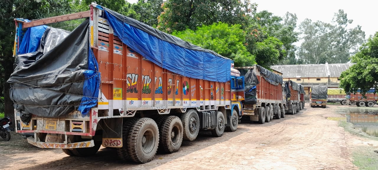 इफ्को गोदाम में रखी भीगी खाद की बोरियां
