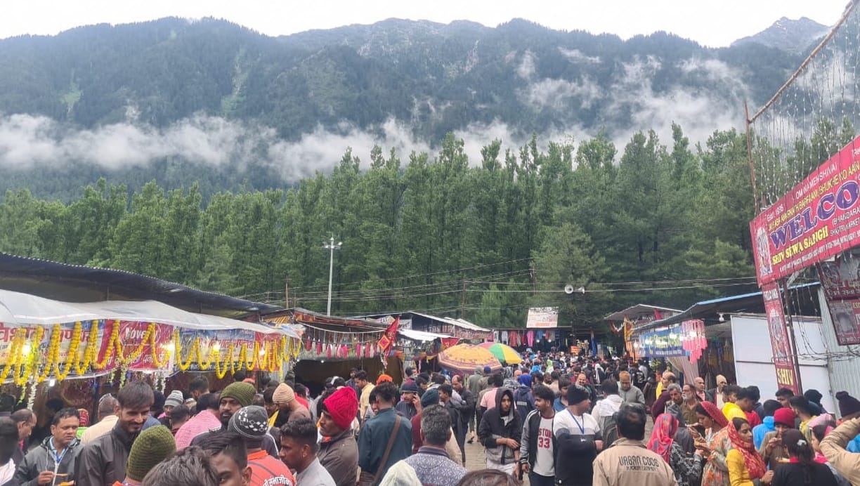 पहलगाम में शनिवार को बाबा बर्फानी के जयकारे लगाते पूरनपुर के अमरनाथ यात्री।