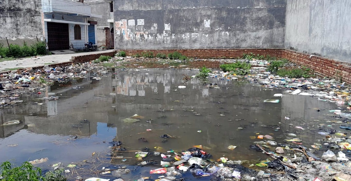 सरैया पूर्वी सरेया पूर्वी नई बस्ती में गंदगी सरैया पूर्वी सरेया पूर्वी नई बस्ती में गंदगी