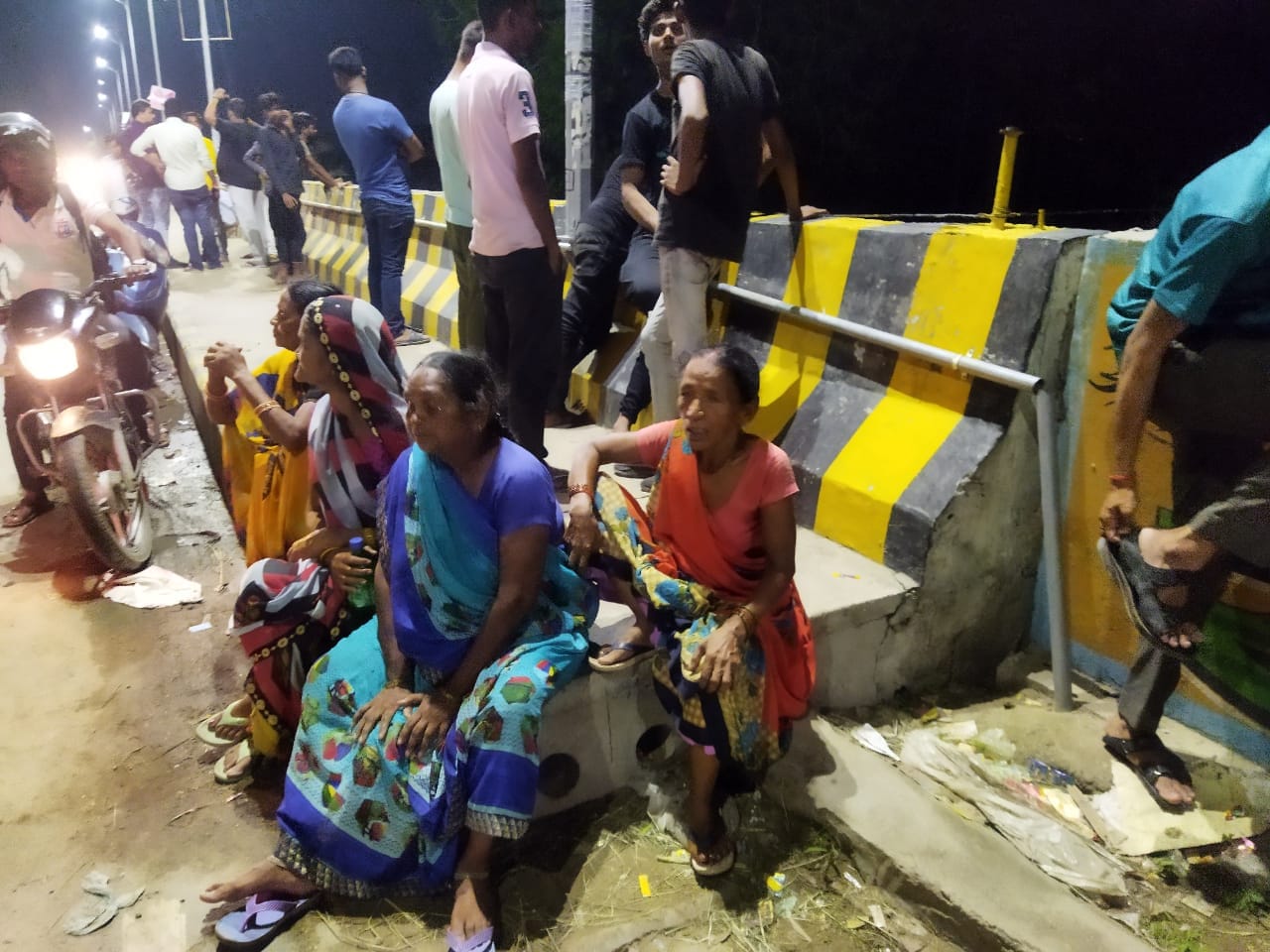 शाहजहांपुर में अखिलेश गुप्ता की हत्या के बाद मौके पर तैनात पुलिस।