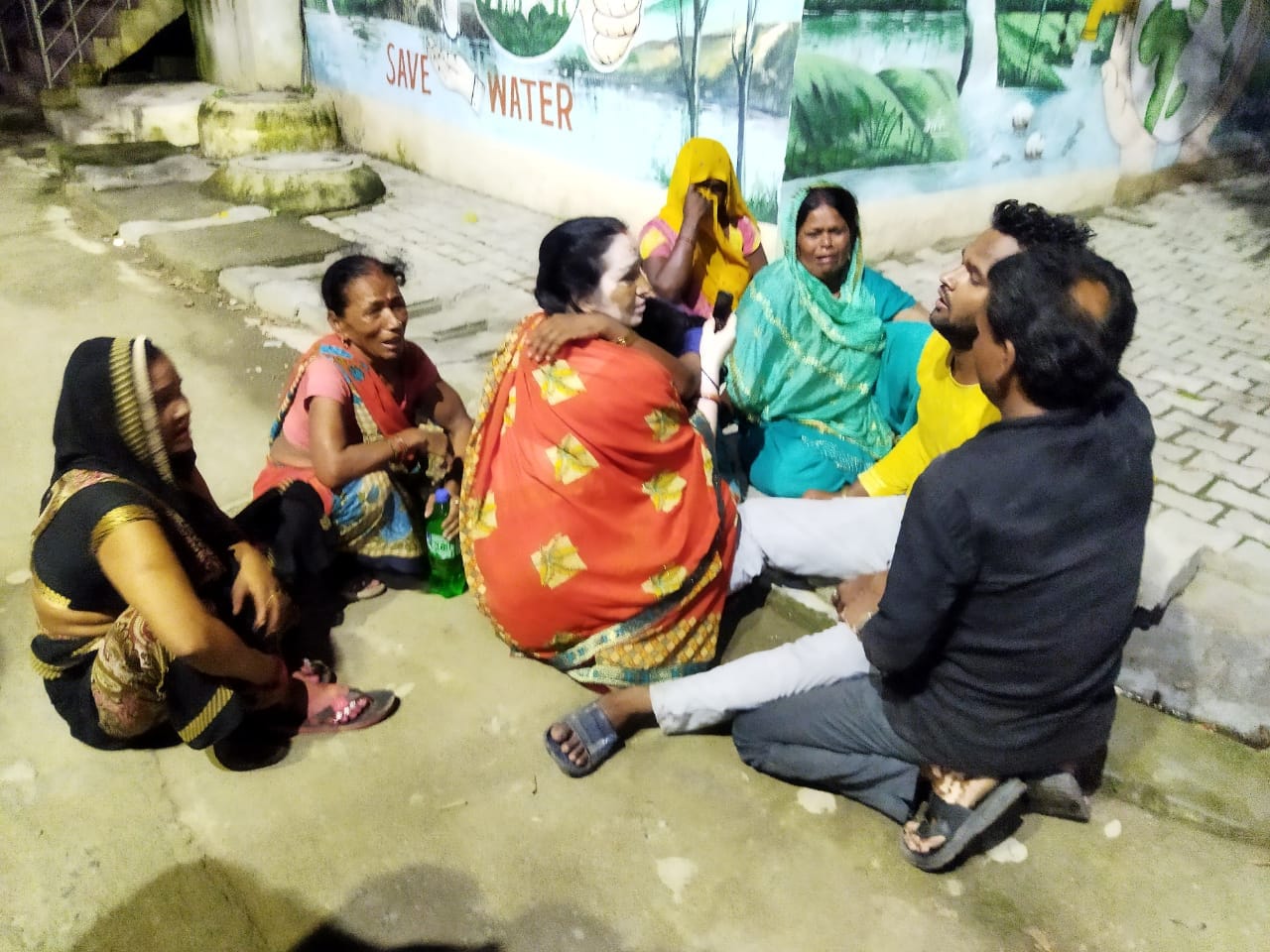 शाहजहांपुर में अखिलेश गुप्ता की हत्या के बाद मौके पर तैनात पुलिस।