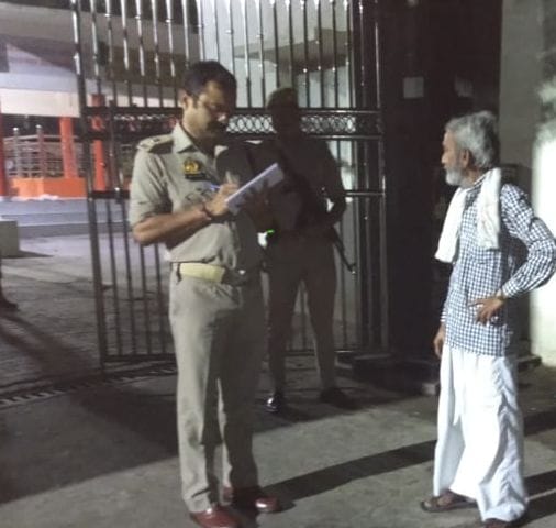 शाहजहांपुर में अखिलेश गुप्ता की हत्या के बाद मौके पर तैनात पुलिस।