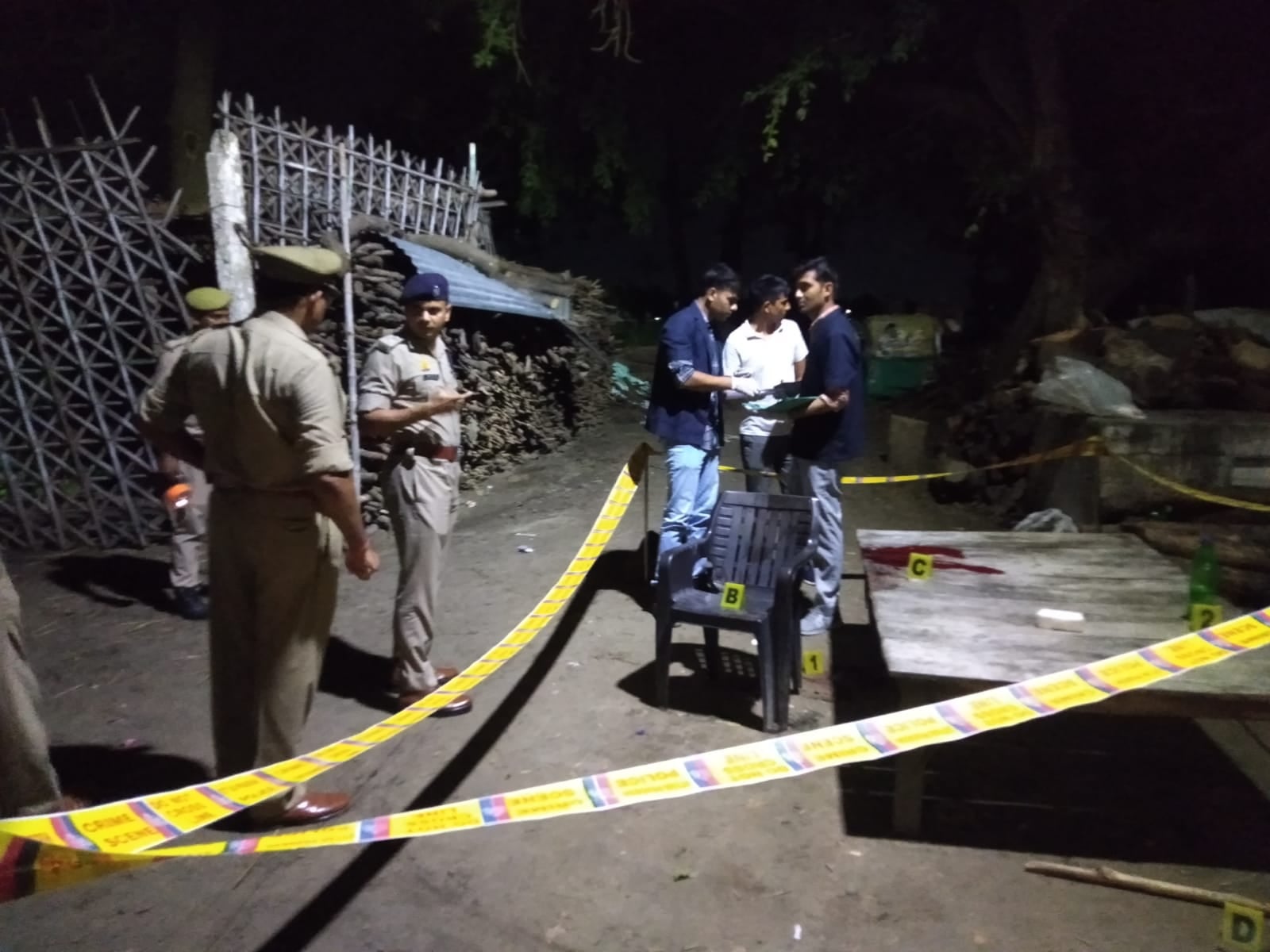 शाहजहांपुर में अखिलेश गुप्ता की हत्या के बाद मौके पर तैनात पुलिस।