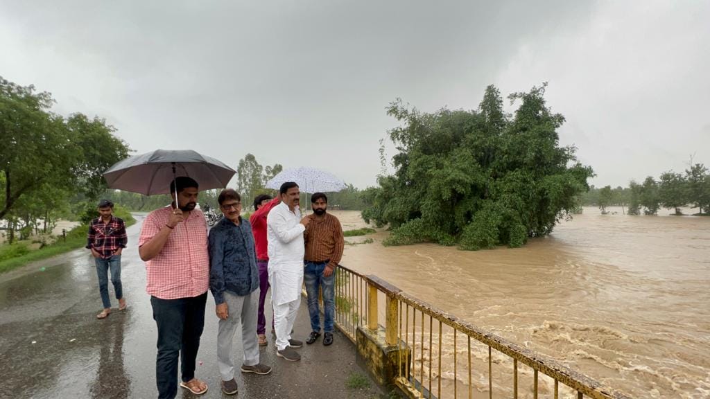 बेहट क्षेत्र में यमुना में आया पानी का उफान बेहट क्षेत्र में यमुना में आया पानी का उफान