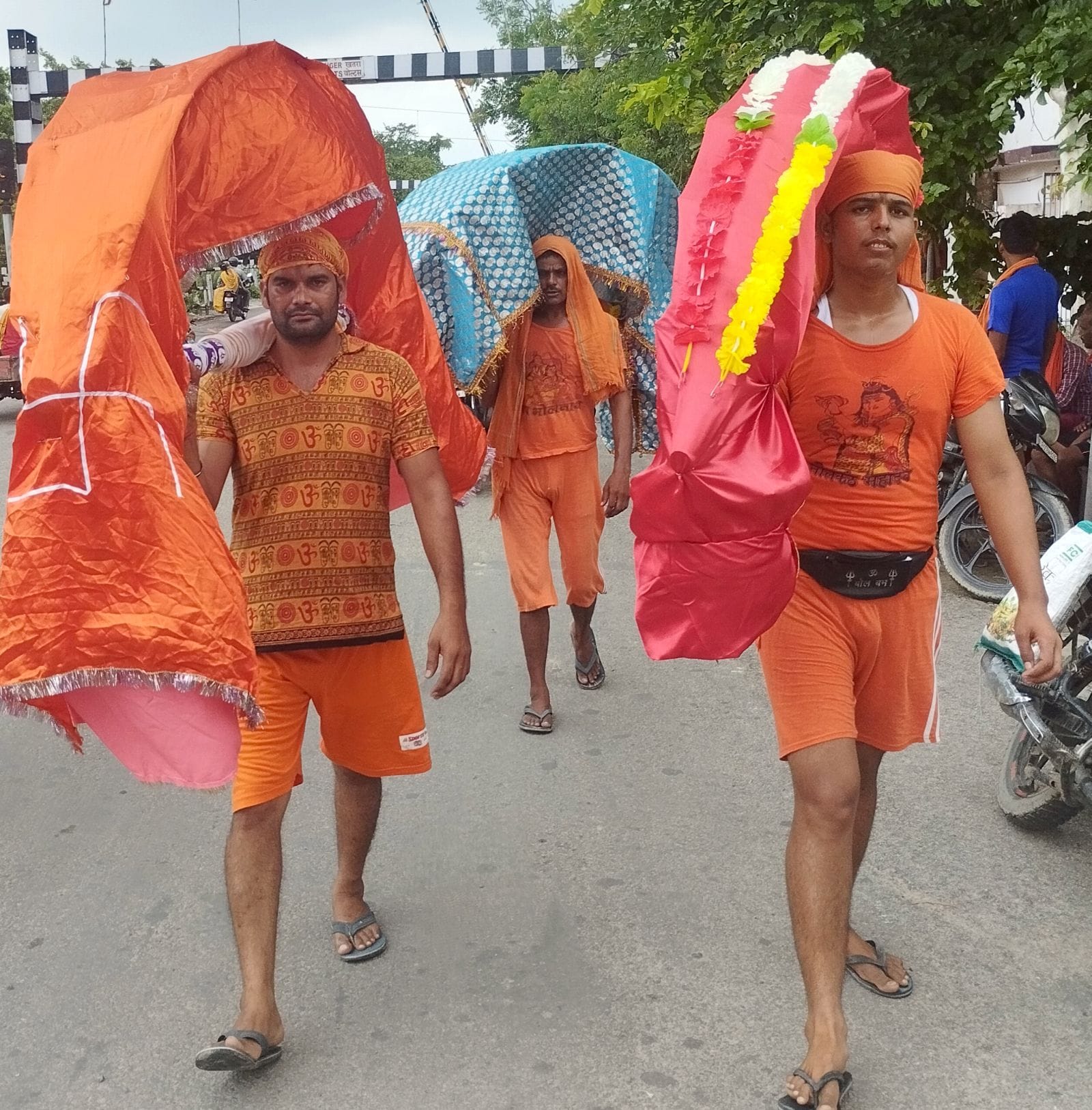 डीजे पर शिव के धुन पर धिरकते भोले के भक्त।