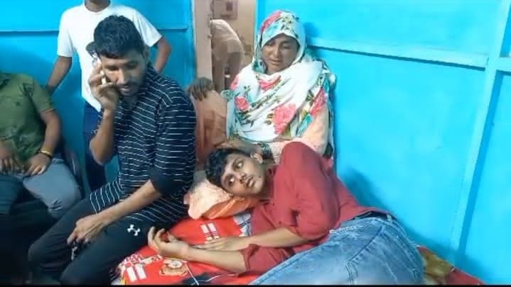 फोटो :19: सोनीपत सब्जी मंडी से अपहृत किया गया सलमान खान परिजनों संग। फोटो :19: सोनीपत सब्जी मंडी से अपहृत किया गया सलमान खान परिजनों संग।