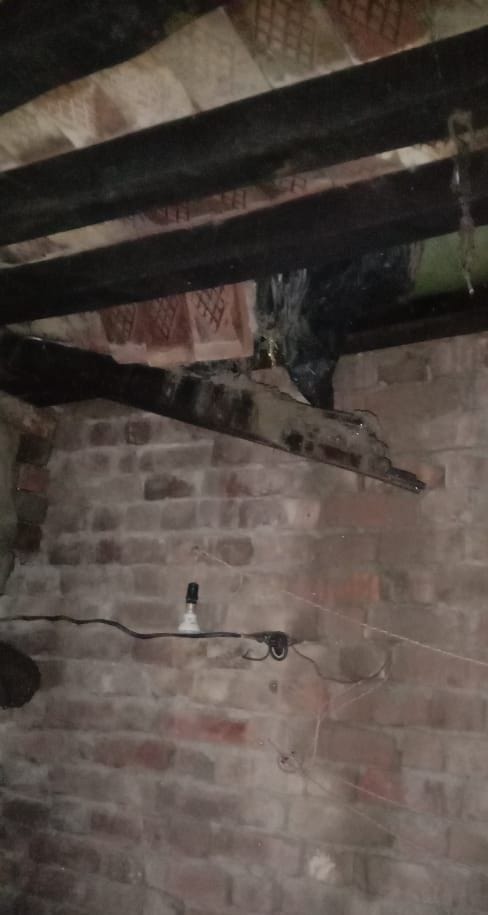 फोटो 20- गांव सांदल कलां में बारिश के दौरान गिरे मकान का जायजा लेने पहुंचे जिला पार्षद संजय बड़