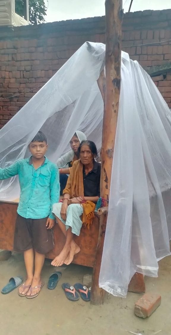 फोटो 20- गांव सांदल कलां में बारिश के दौरान गिरे मकान का जायजा लेने पहुंचे जिला पार्षद संजय बड़