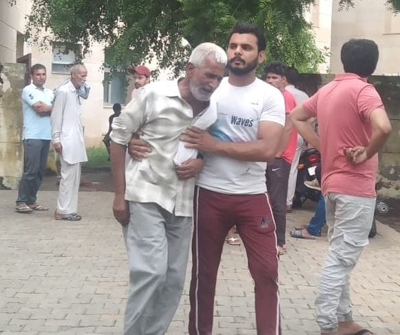 फोटो :24: खानपुर मेडिकल कॉलेज अस्पताल में पोस्टमार्टम कार्रवाई के दौरान विलाप करते मृतक राकेश उ