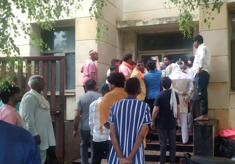 फोटो :24: खानपुर मेडिकल कॉलेज अस्पताल में पोस्टमार्टम कार्रवाई के दौरान विलाप करते मृतक राकेश उ