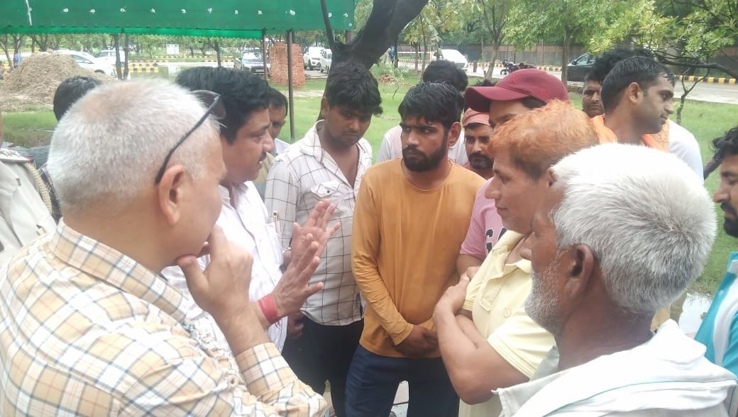 फोटो :24: खानपुर मेडिकल कॉलेज अस्पताल में पोस्टमार्टम कार्रवाई के दौरान विलाप करते मृतक राकेश उ