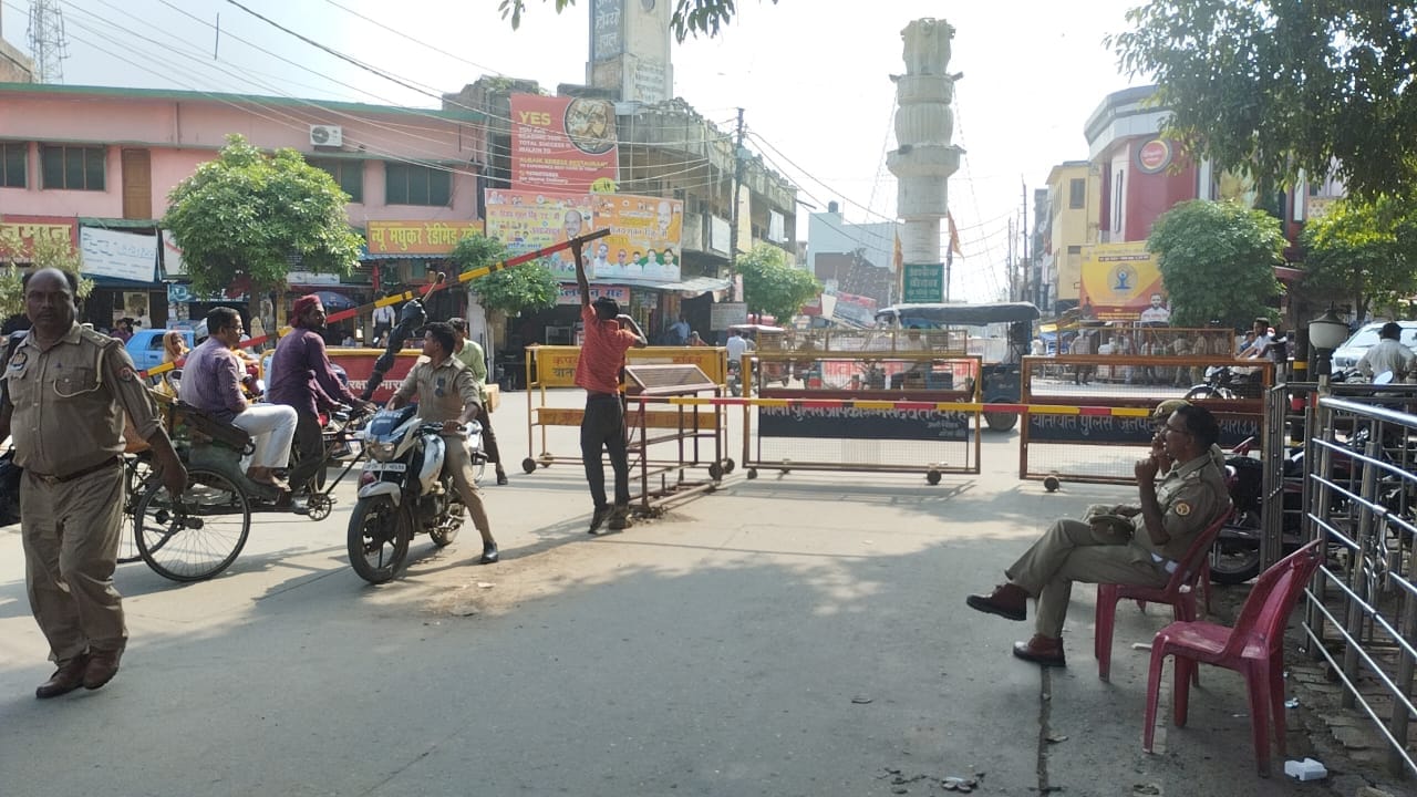 गोला में अलीगंज रोड पर आवागमन रोकने के लिए सदर चौराहे पर लगाए गए बैरियर और वेरी कटिंग गोला में अलीगंज रोड पर आवागमन रोकने के लिए सदर चौराहे पर लगाए गए बैरियर और वेरी कटिंग